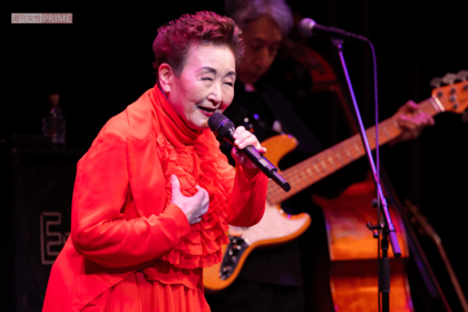 「分断されている人たちをつなげたい」。歌の力を信じて、登紀子は今日もステージに立ち続ける 撮影/佐藤靖彦