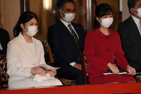 2022年の秋季雅楽演奏会で佳子さまがお召しになった赤いセットアップは今回の園遊会で着用されたものと同じもの