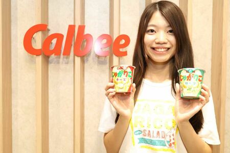 カルビーマーケティング本部スナック部じゃがりこチーム・安西美玖さん「じゃがりこより年下」という安西さん。子どものころからじゃがりこが大好きで、推し味は「明太チーズもんじゃ味」だとか。