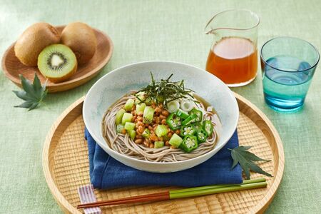 キウイ納豆そば