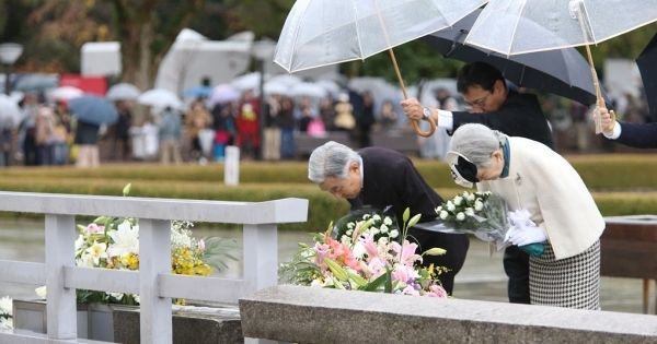 広島では冷たい雨が降りしきるなか、深々とご拝礼。原爆養護ホームにもお立ち寄りに（’14年12月）