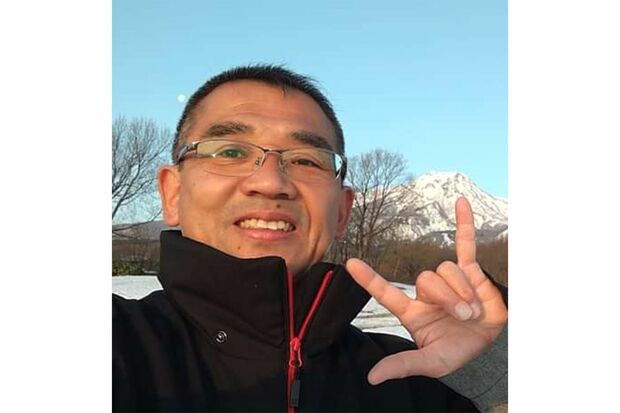 自撮りの得意ポーズはアメリカ手話の「アイ・ラブ・ユー」だ（井上被告のSNSより）