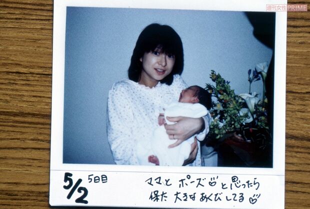 生まれたばかりの赤ちゃんと河合奈保子の幸せ2ショット