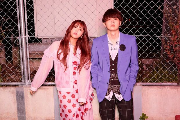 まるで恋人同士!? 『まるりとりゅうが』の2人（公式ツイッターより）