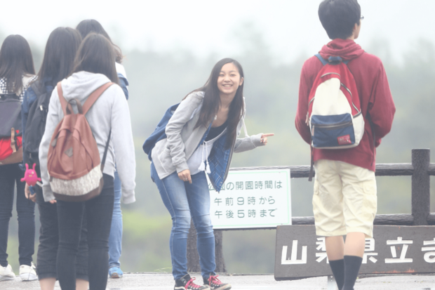 ICUのオリエンテーション合宿にはカジュアルなファッションで参加した佳子さま（2015年5月16日）