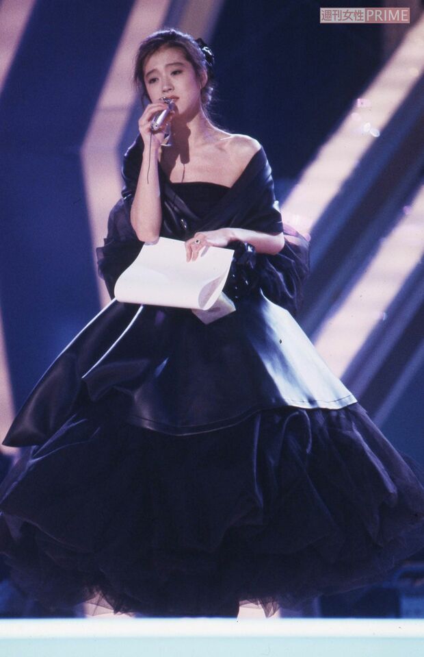 1987年『全日本歌謡音楽祭』で特別話題賞を受賞し『難破船』を歌い上げる中森明菜。黒ドレスで色気たっぷり