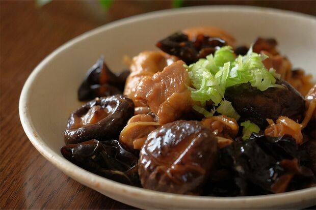 しいたけと黒きくらげの入った鶏肉のうま煮