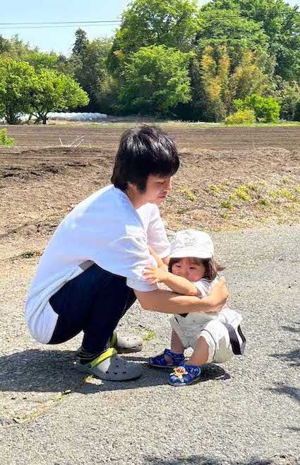 父親の塚越寛人さんと湊斗くん(画像は遺族提供)