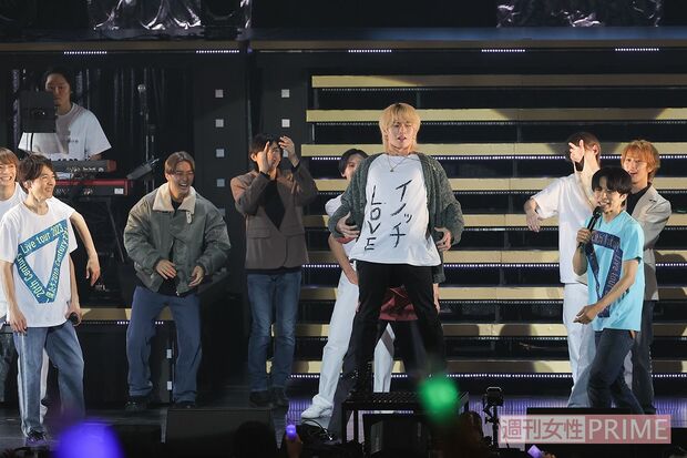 実は最初間違えて書いてしまい、後ろ前に着ていた猪狩。力強い手書き文字　撮影／高梨俊浩