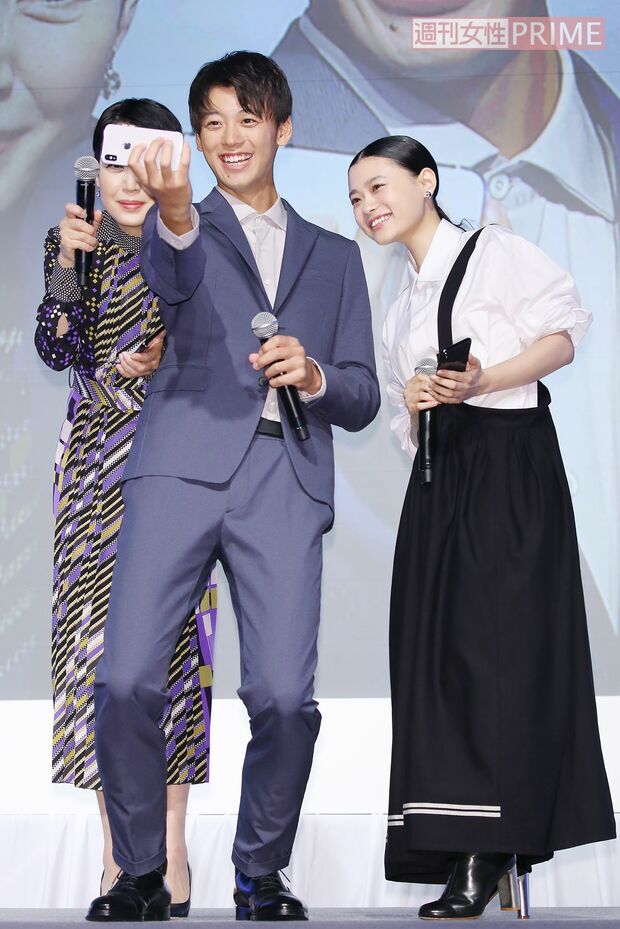 左から樋口可南子、竹内涼真、杉咲花