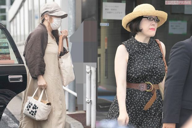 圭さんが留学前の'17年夏はおしゃれな服装で堂々と外出していたが（右）、今年6月に目撃した佳代さんは“完全防備”の格好で（左）