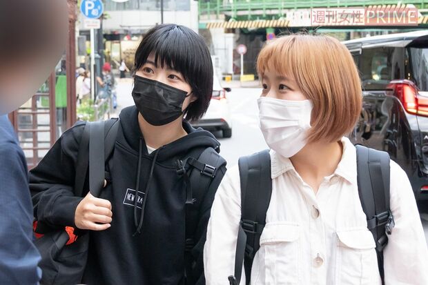 直撃に答える加納（左）と村上