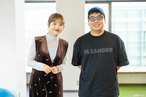 放送作家・澤井直人(右)と菊地亜美 撮影/佐藤靖彦