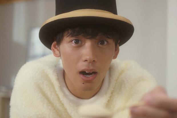 『レディーボーデン』アイスのWEBドラマで「アーン」する竹内涼真（プレスリリースより）