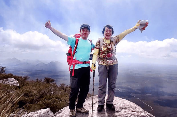 病をおして進也さんと西オーストラリアで。定番の腕を左右に広げるポーズ(2013年)