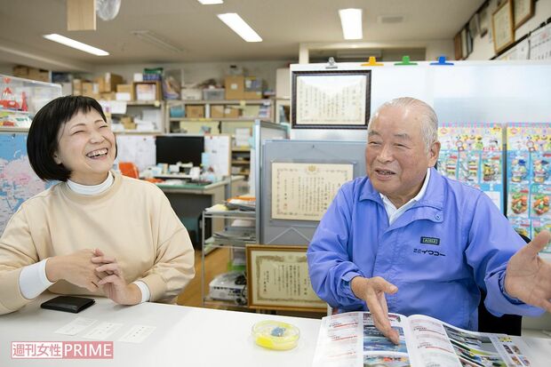 営業の福島さん（左）がストップをかけている蝋で作った小鳥の試作品は、丸みを改善する予定　撮影／齋藤周造