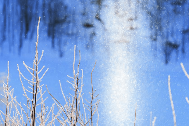 千望峠のサンピラー：空気中の微細な氷結晶、いわゆるダイヤモンドダストが太陽光を反射することで、サンピラーは形成されるという。上富良野町の千望峠、パノラマロード江花、三段山などで拝めるチャンスが（写真提供／安彦嘉浩）