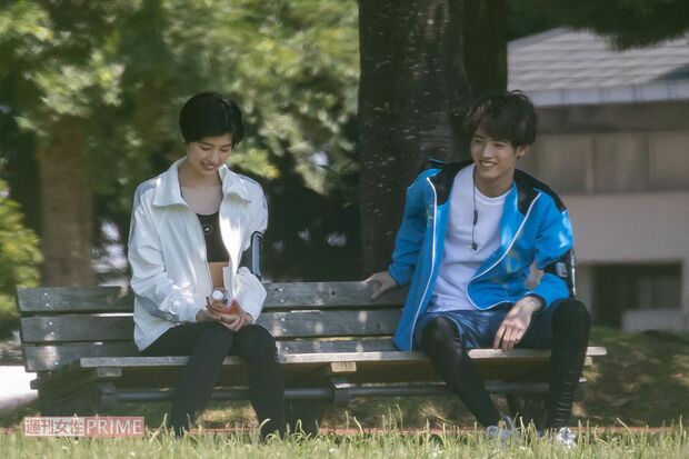 ベンチで会話をする赤楚衛二と佐久間由衣（6月中旬『彼女はキレイだった』撮影現場にて）