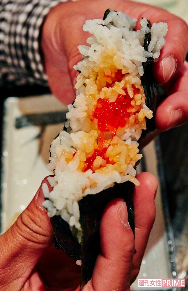 『土紋』の筋子おにぎり。中には麹漬けの筋子がぎっしり　『酒と料理と人情と。青森編』より　撮影／寺澤太郎