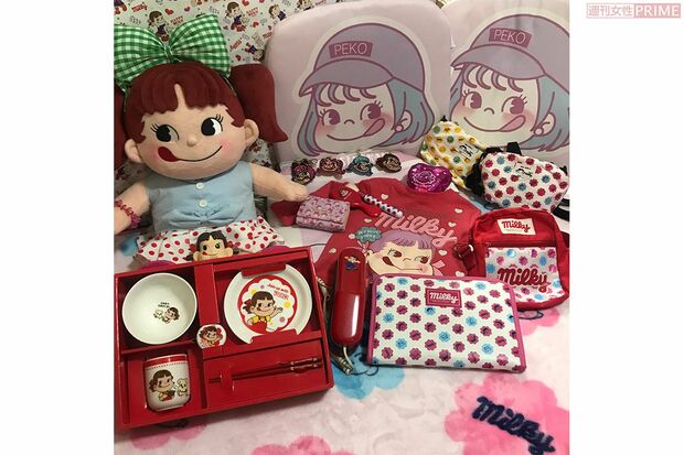 ペコラーのユキさんが集めたペコちゃんグッズの一部。右手前が母子手帳