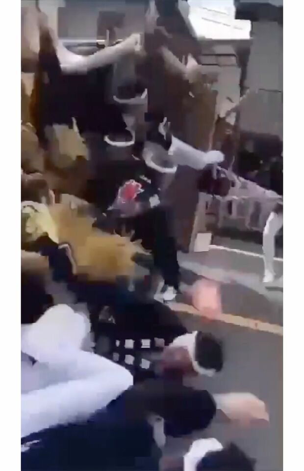 路上に落ちる参加者たち　6/9（SNSより）