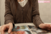 吉田さんは、子どもが幼いときに一緒に過ごした写真を見てうれしそうに目を細めた