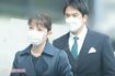 都内私立小学校の入学式にやってきた中山エミリと飯沼誠司(2022年)