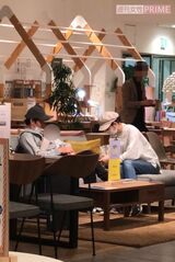 家具店でテーブルを選ぶ佐々木と渡部。渡部は1歳の息子を抱いていた