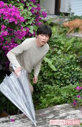 スタジオのオーナーが「いつでも南国気分を味わえるように」と育て上げたブーゲンビリアが咲く素敵な景色の中、撮影！！　撮影／渡邉智裕