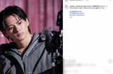 『未確認領域 (U.M.A.)』MVビハインドシーンの平野紫耀。7:3分けに銀縁眼鏡の姿と、若々しいスタイルにキメ顔姿のギャップが話題に（Number_i公式インスタグラムより）