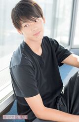 2017年8月15日号より未掲載カット。『過保護のカホコ』（日本テレビ系）の画家志望の大学生・麦野初役のツンデレ演技で、日本中の女性を虜に♪　「戸惑いもありましたが、ある意味、自由に動けるし難しいけどやりがいもある。これをちゃんと演じ切ることができたら、俳優としてさらに成長できるなって強く感じました」