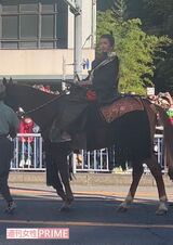 沿道から見守るファンの呼びかけには、凛々しい表情で応えた木村拓哉