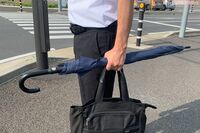 男性は横持ち、女性は斜め持ちに要注意! 告訴もあり得る「傘」の危険な持ち方