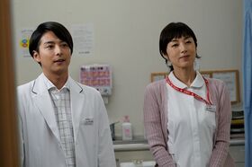 看護師として花山病院にやってきたリカと彼女の“ターゲット”になる大矢副院長　(c)フジテレビ
