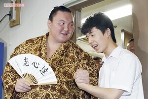 2017年、大相撲名古屋場所を観戦した藤井聡太は白鵬とも握手