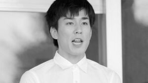 前橋署から姿を現した高畑裕太は待ち構えていた報道陣を前に30秒間、深々と頭を下げ続けた