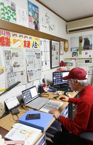仕事部屋でインタビューを編集。絆を深めてきた県民からの言葉や取材の軌跡がうかがえる掲示物で壁が埋め尽くされていた