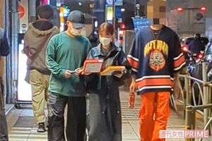 幹線道路沿いを堂々と歩く後藤カップル