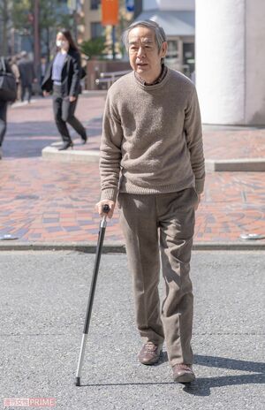 外反母趾を手術したため杖をついて歩くが、がんは克服し健康そのもの。取材にも徒歩でお越しくださった