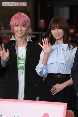 ドラマ『初めて恋をした日に読む話』完成披露試写会での横浜流星(写真左)と深田恭子('19年1月)