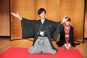 寄席の1周年記念公演であいさつする藤吉。客席には京都の実家から駆けつけた、てんの家族たちの姿も。(c)NHK