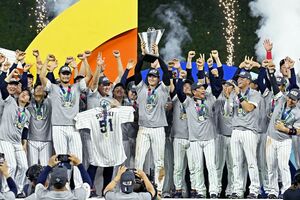 '23年に世界一に輝いた日本代表。中央でトロフィーを掲げる大谷翔平（共同通信社）