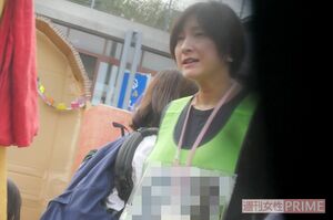 役員用のゼッケンをつけて子どもの文化祭に参加した広末（'18年10月）