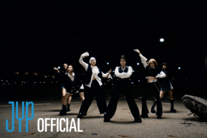 NMIXX・DASH、MV(JYPEntertainment公式YouTubeより)