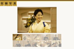 大ファンだったという堤真一がゲスト出演する2025年1月5日放送回の収録で笑顔が眩しいMCの有働（『有働由美子のおしゃべり小料理ゆみこ』公式サイトより）