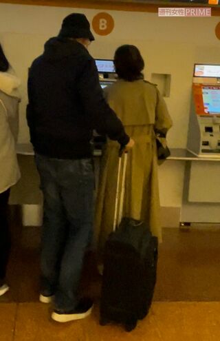 券売機にて新宿行きのバスの乗車券を購入した岸部一徳