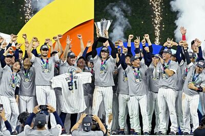 '23年に世界一に輝いた日本代表。中央でトロフィーを掲げる大谷翔平（共同通信社）