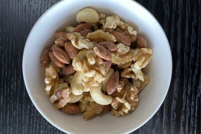 「空腹ががまんできない」ときはナッツ類、高カカオチョコレートなどのレスキューフードを食べる　※画像はイメージです