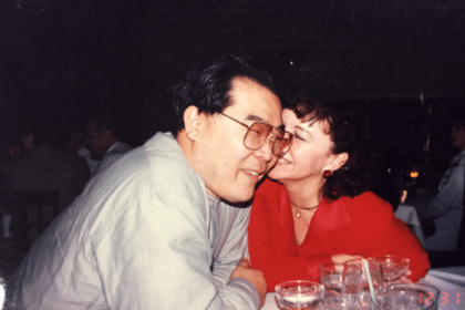 妻のリンダさんとパーティーにて