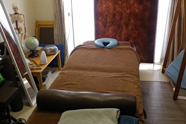 施術の途中で間接照明に切り替えるという（『アール・キューブド武蔵浦和西口整骨院』紹介サイトより）